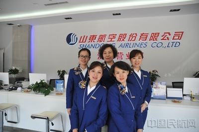 記山航營(yíng)銷(xiāo)委濟(jì)南營(yíng)業(yè)部客戶(hù)體驗(yàn)中心卓越班組——禮儀服務(wù)的典范